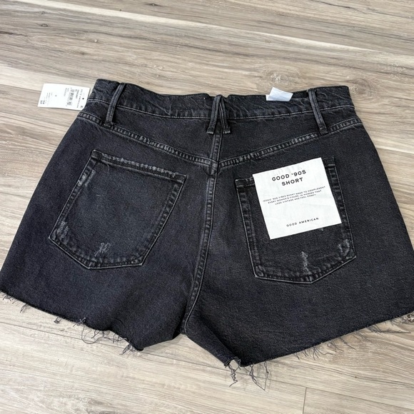 NEW! Good American ‘90's Short Black Wash Denim Jean Shorts Size 8/29 - Picture 6 of 7